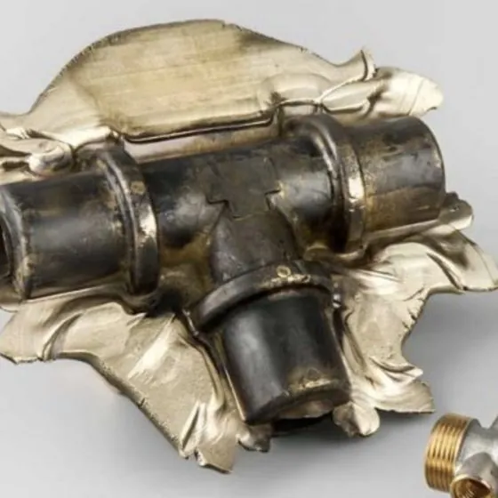 Hot-forged brass tee with flash before trimming